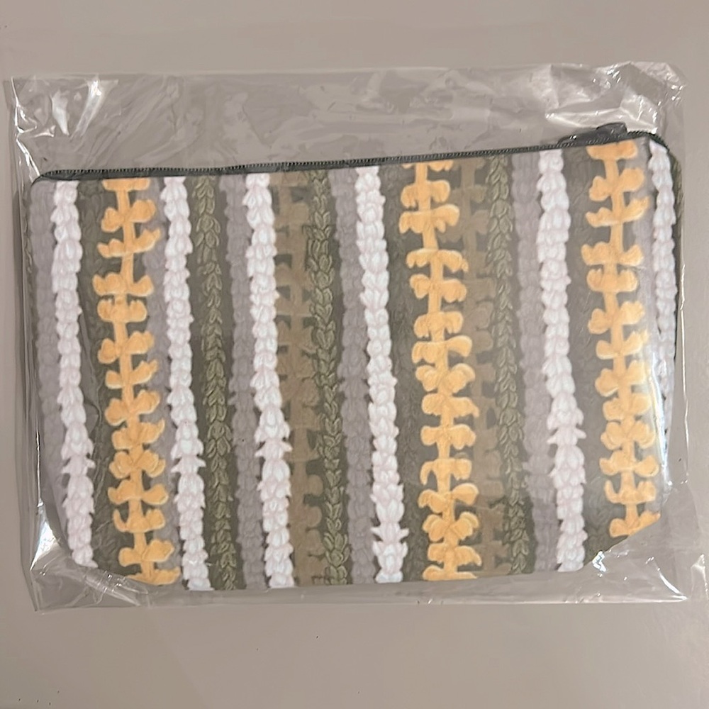Hawaiian Floral Patterned Pouch